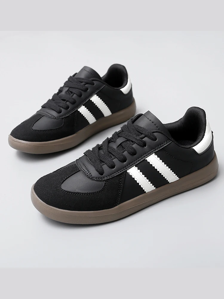 2024 أحذية رياضية مريحة غير رسمية جديدة أحذية بيضاء مسطحة ذات كتلة ألوان كلاسيكية مع أربطة خفيفة وقابلة للتنفس أحذية de xun