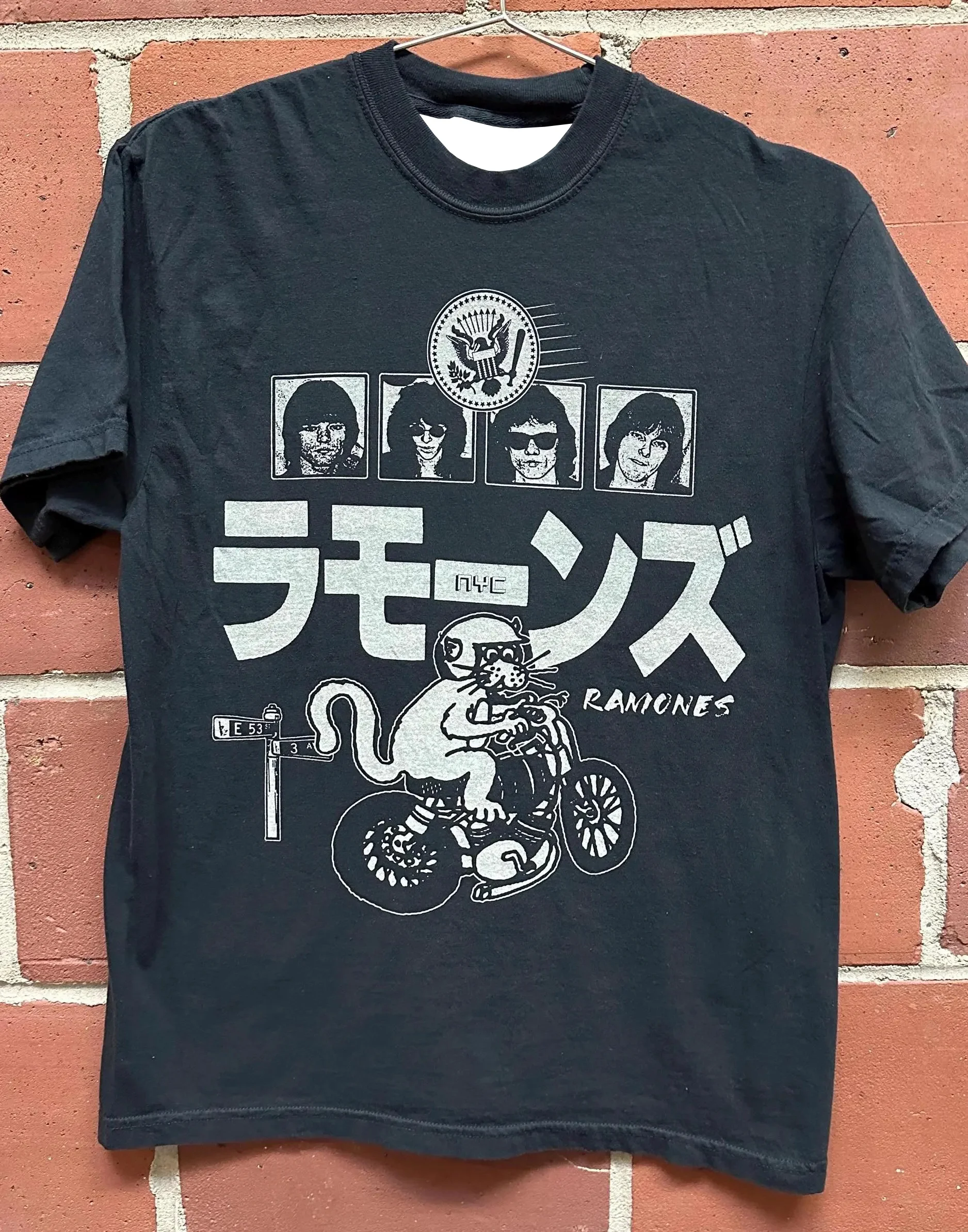 Camiseta Vintage Edição Japonesa Ramones – Camiseta Punk Preta com Retratos de Bandas, Ideal para Fãs de Punk Rock e Moda Retrô