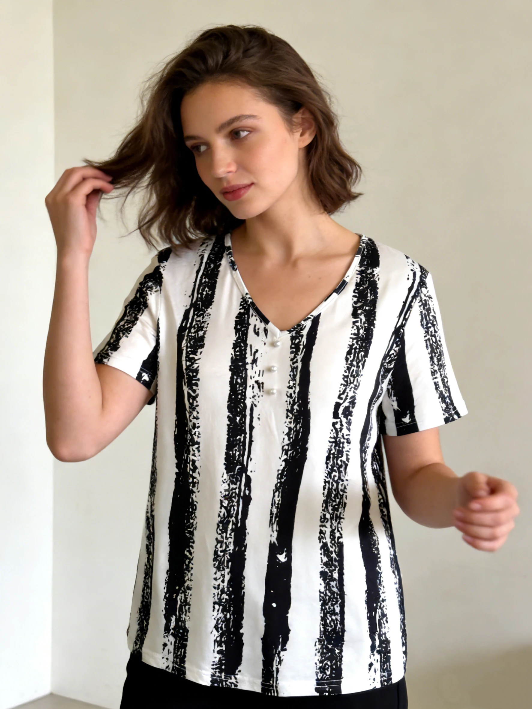 T-shirt à manches courtes rayé noir et blanc, grande taille, avec col en v et embellissements de faux boutons, haut d'été ample et décontracté
