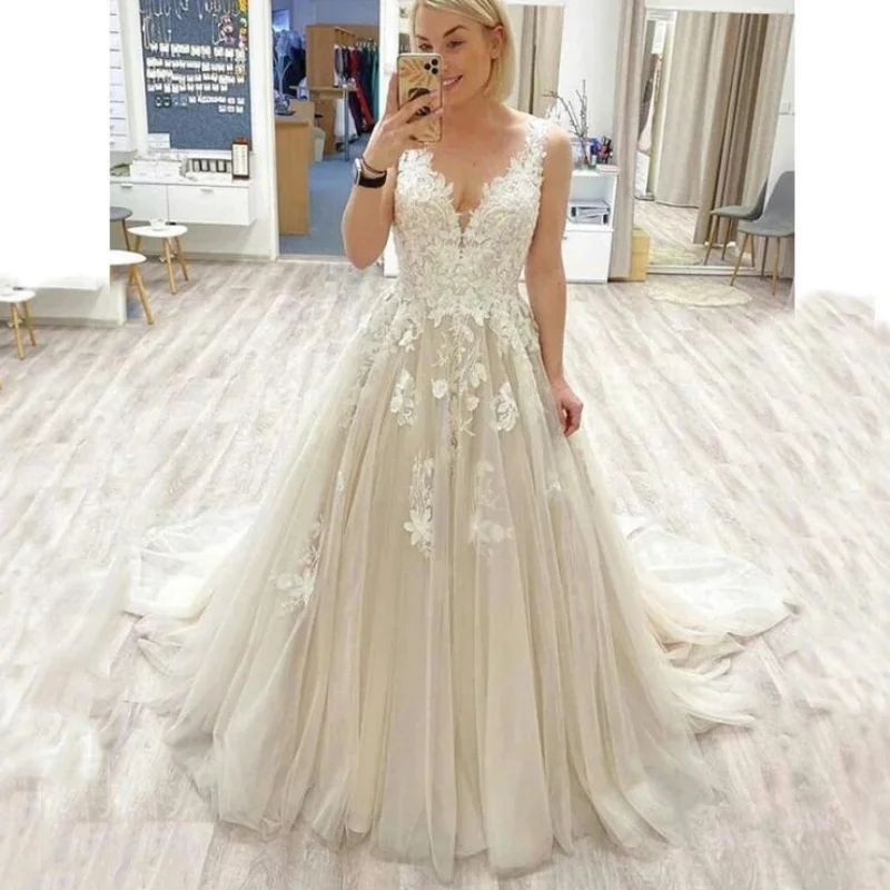 Wholesale Elegant Lace Wedding Dresses 2023 A Line V Neck Lace Appliqued Bridal Gowns Boho Sexy Backless Beach Marraige Dress