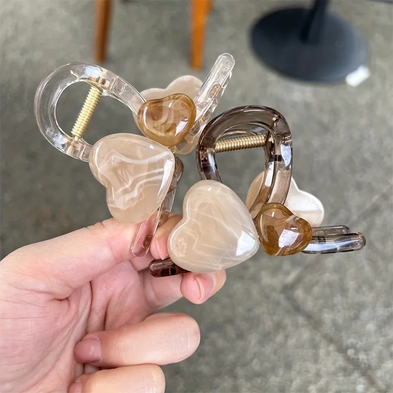 

6-Piece Set of Random Color Heart-Shaped Hair Clips, Versatile Claw Clips for Women, Fashionable and Simple Double-Sided Hairpins, High Aesthetic Value, Great Gift for Birthdays and Anniversaries