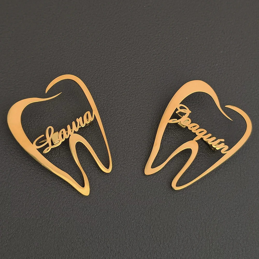 

Персонализированная брошь с именем стоматолога на заказ, эмблема, аксессуары для одежды, брошь из нержавеющей стали, логотип компании для встреч