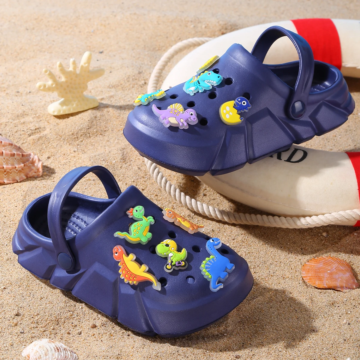 Atmungsaktive Freizeit-Clogs für Jungen mit leuchtender Cartoon-Dinosaurier-Dekoration, leichte Clogs für Dusche, Strand und Pool 3057 – Detail 9