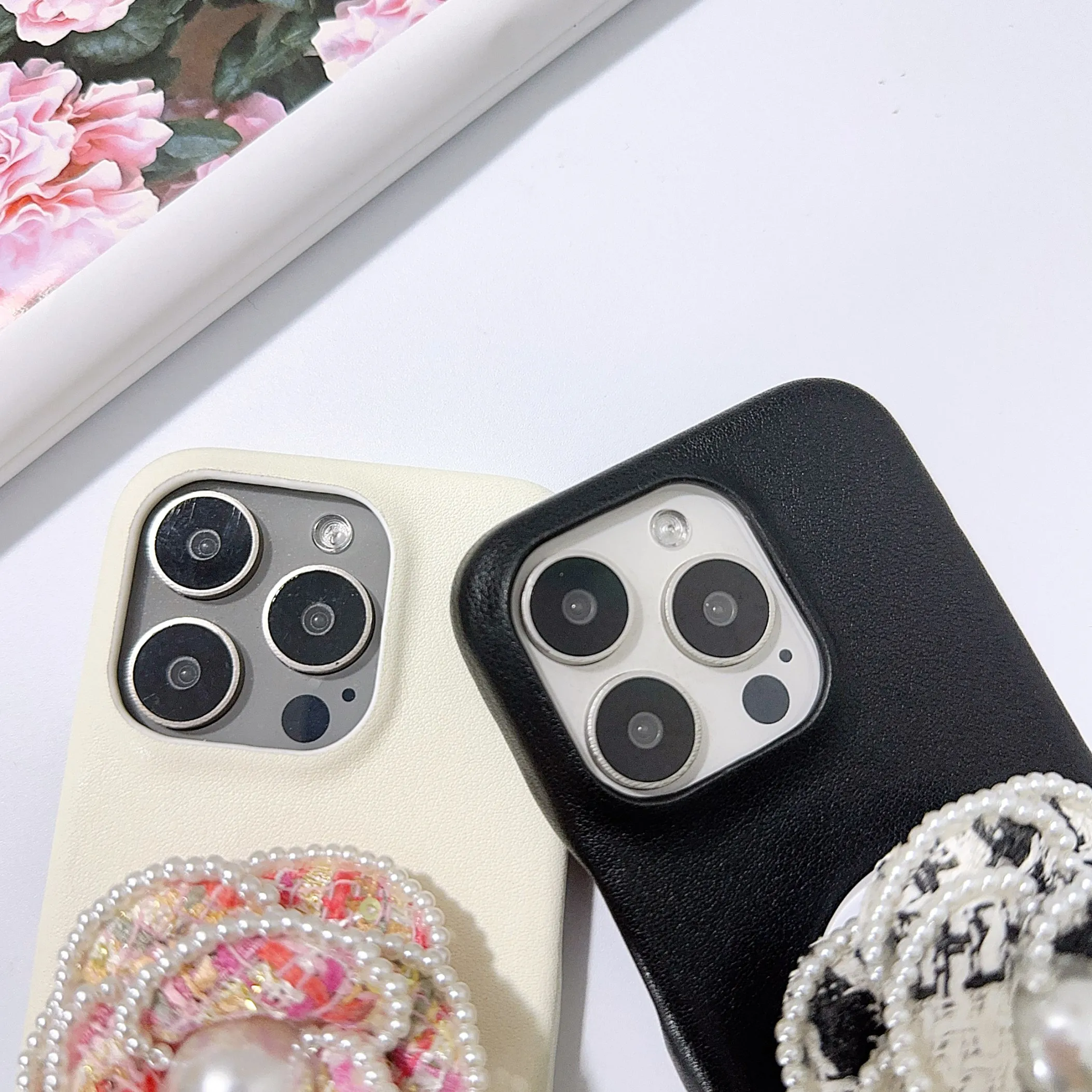 Custodia pieghevole in pelle PU con staffa pieghevole per fiore di perla di lusso per iPhone 16 15 14 Cover per telefono 13 12 11 Pro MAX Custodia rigida antiurto posteriore
