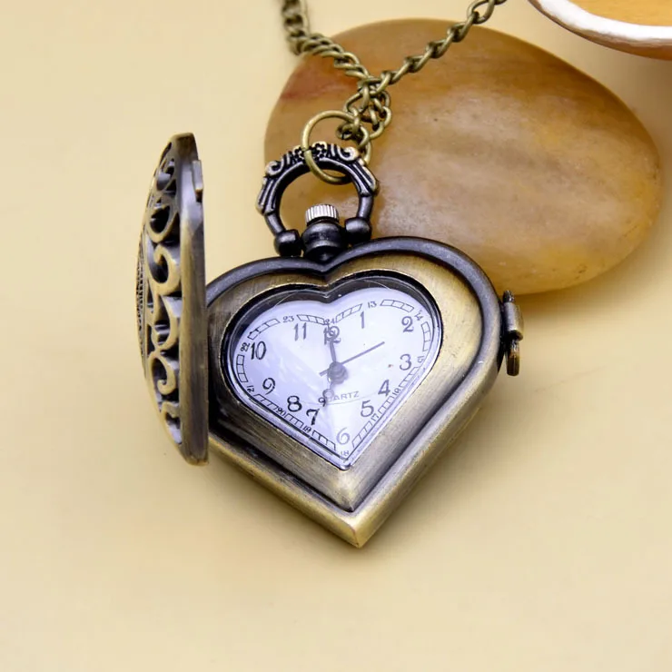 

Wholesale Vintage Necklace Korean Sweater Chain Bronze Heart Hollow Carved Peach Heart Pocket Watch