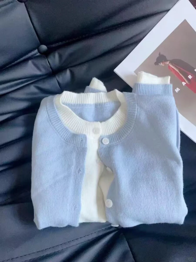 Niebieski dzianinowy kardigan zapinany na guziki, damski, zimowy, moda koreańska, swobodny sweter, wygodny krój, regularna długość rękawów.