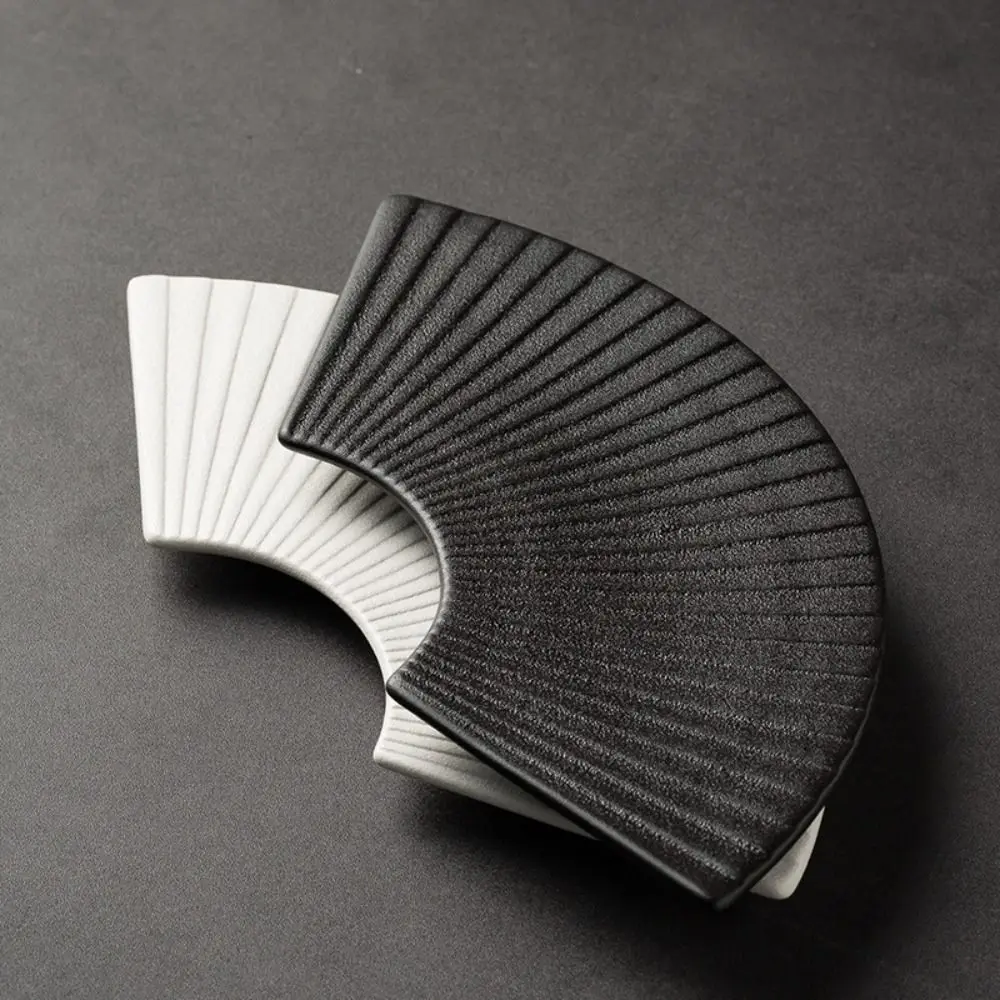 

Home Decorative Ceramic Fan Shaped Striped Plate Durable Japanese Style Storage Tray Exquisite Reusable Dessert Tray Commercial