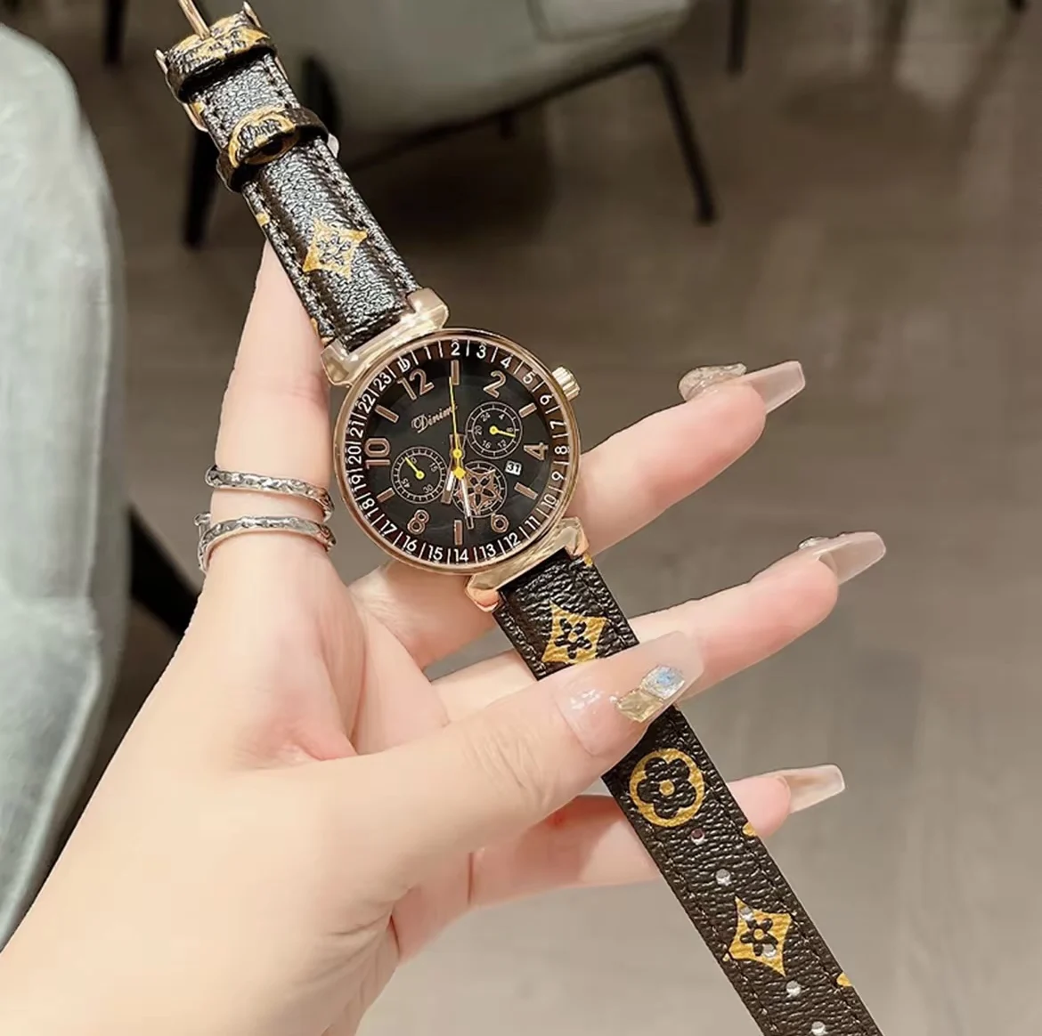 Montre pour femmes, niche leggère, luxe, haute quality, retro, simple, tempérament, marque d'étudiant authentique, tendance 2025