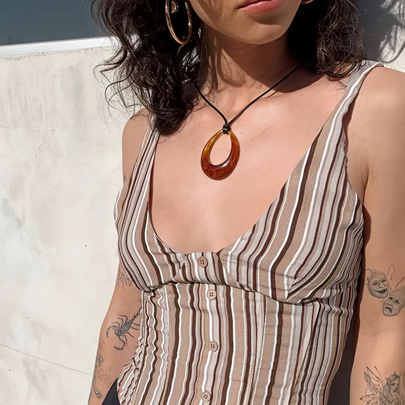 Böhmische braune Acryl-Geometrie-Halsketten mit hohlen Anhängern für Frauen, trendige schwarze Lederseil-Pulloverkette, Party-Schmuckgeschenke. – Detail 2