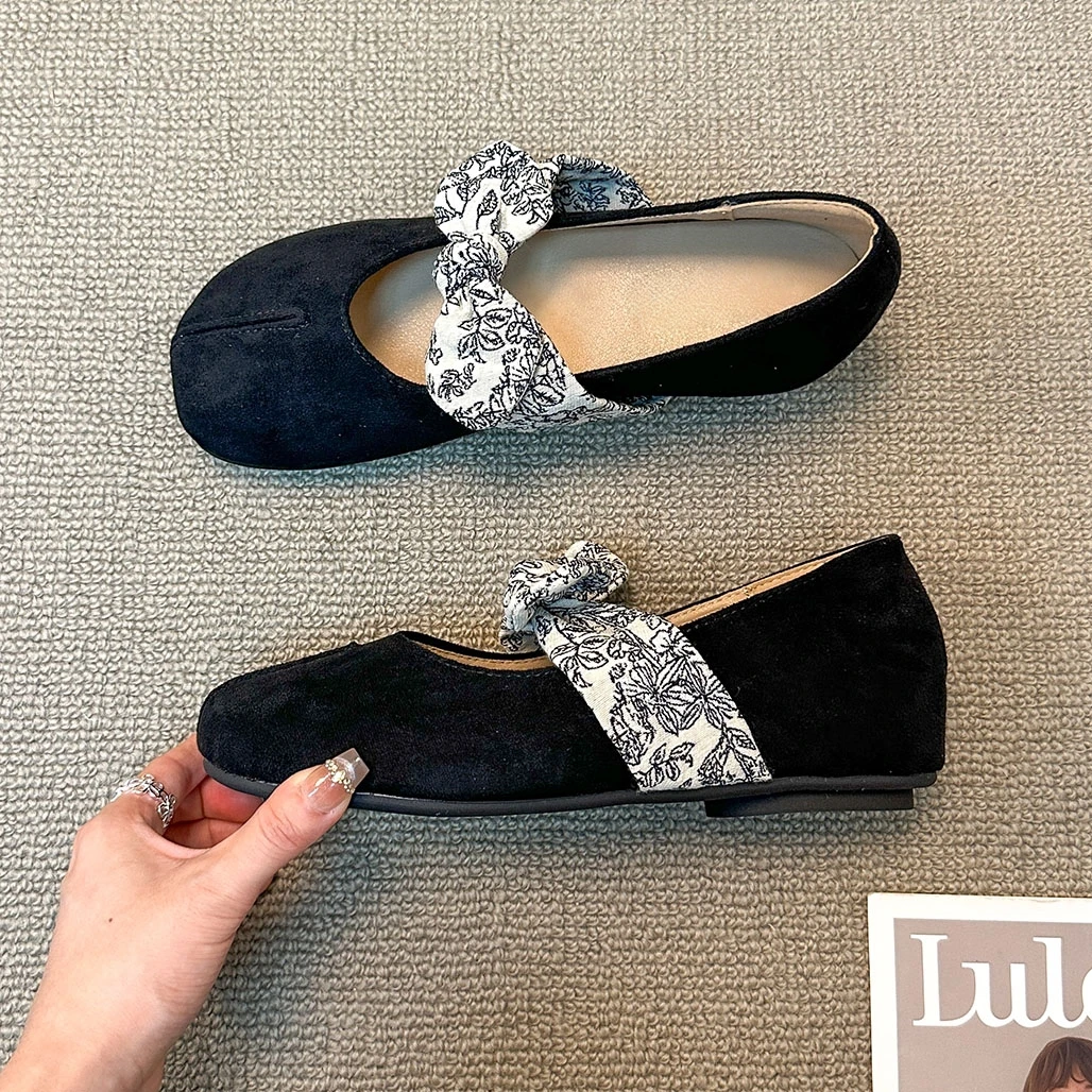 Sapatos retrô de fundo plano mary jane sapatos femininos primavera e verão novo estilo camurça branca boca leve sapato único