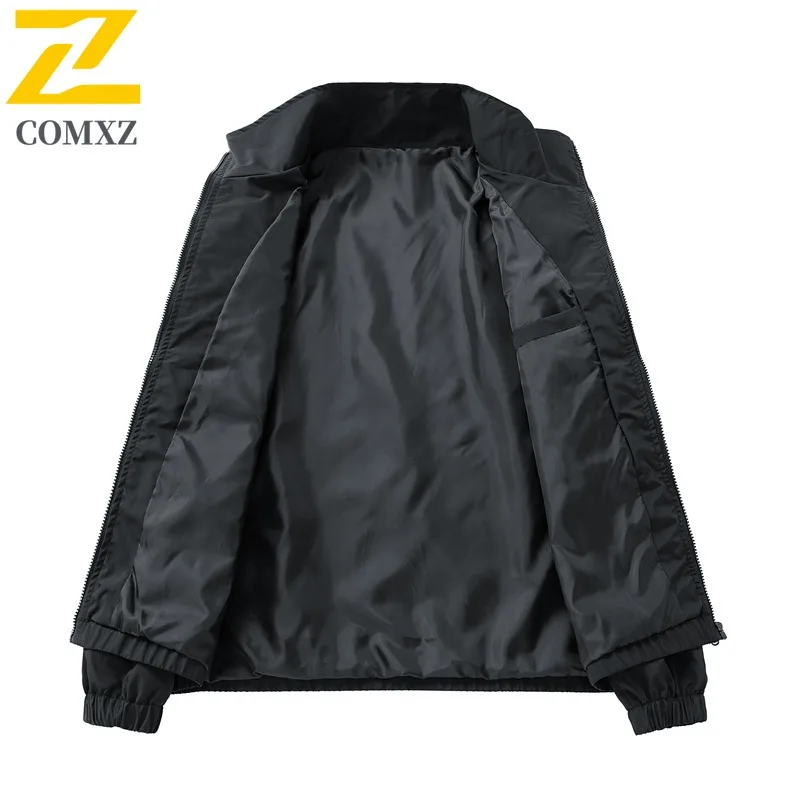 سترة COMXZ للرجال 2025 بياقة واقفة معاطف خارجية لركوب الدراجات النارية مقاومة للرياح على طراز الشارع سترات خريف جديدة خفيفة الوزن