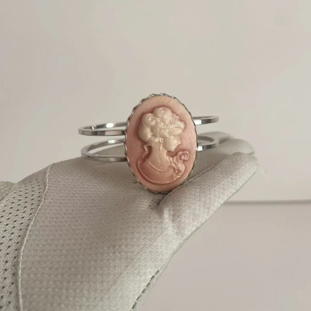 

Mitto Fashion Oval Beauty Cameo Brass Cuff Women's Dress Bangle High-End Accessories Jewelry