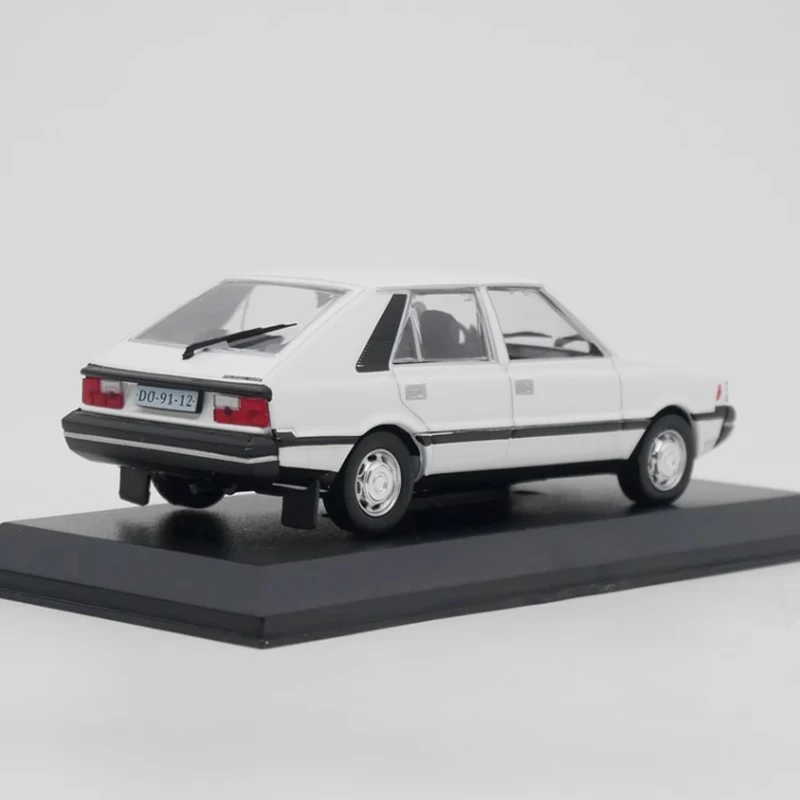 IXO Diecast 1:43 Scale FSO POLONEZ 1500 Alloy Classic Car Model Finished Product Simulation Toy Collection Gift Static Model