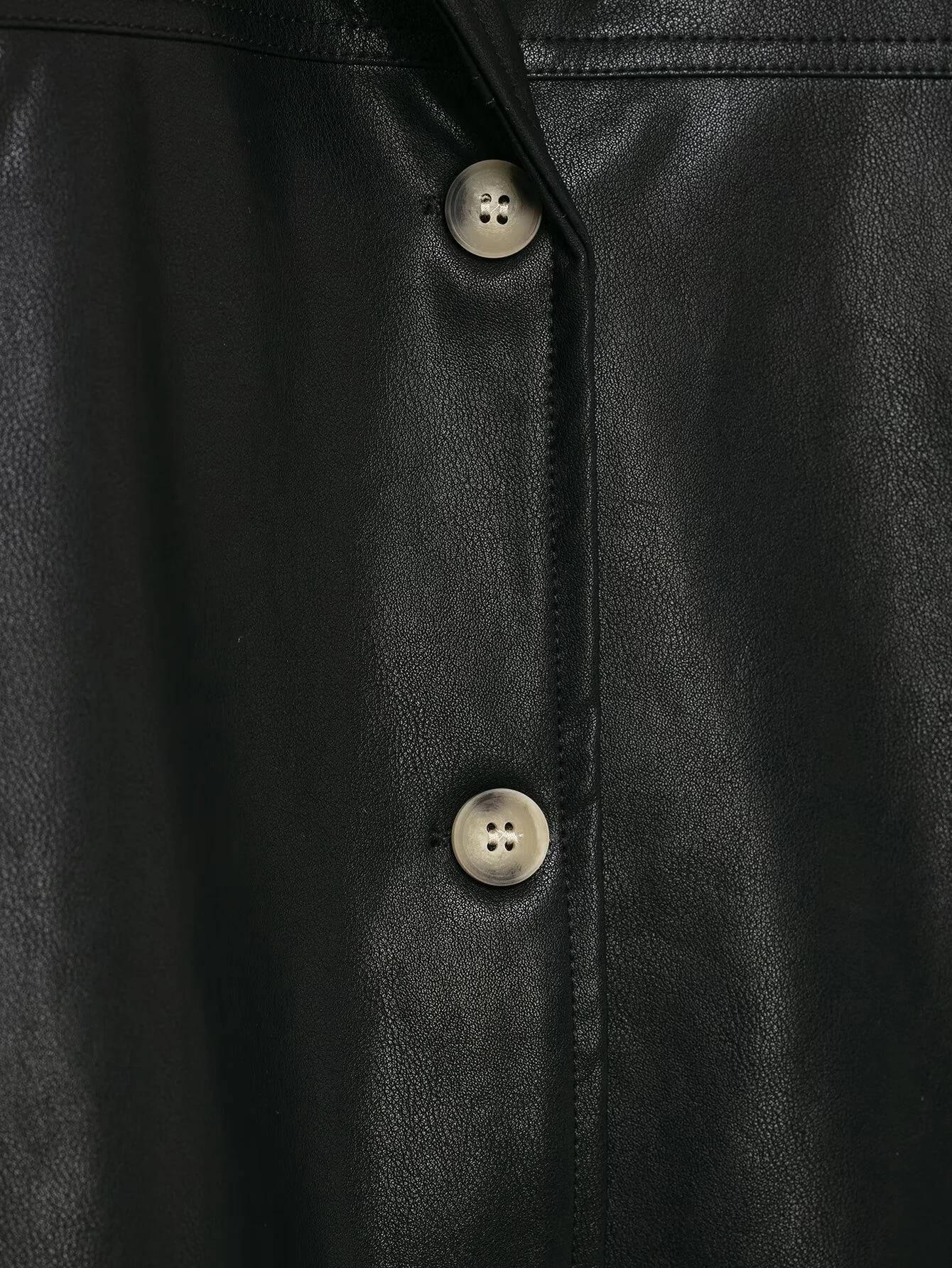 سترة نسائية شتوية جديدة لعام 2025 عصرية وبسيطة ومتعددة الاستخدامات وطية صدر السترة وأكمام طويلة مطلية بالجلد الصناعي