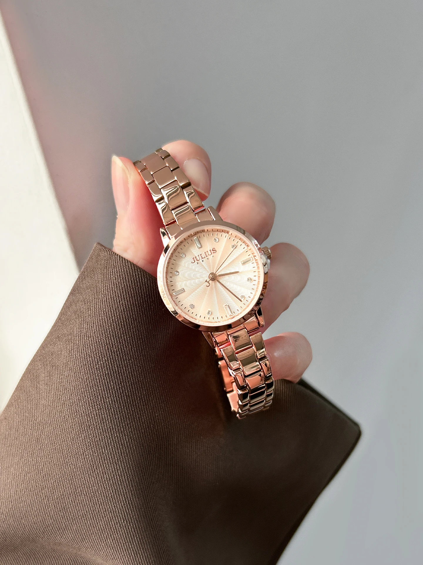 ساعة يد نسائية أنيقة، طراز كوري جديد 2025، حزام فولاذي أنيق، ساعة كوارتز للطلاب، إكسسوار ساعة.