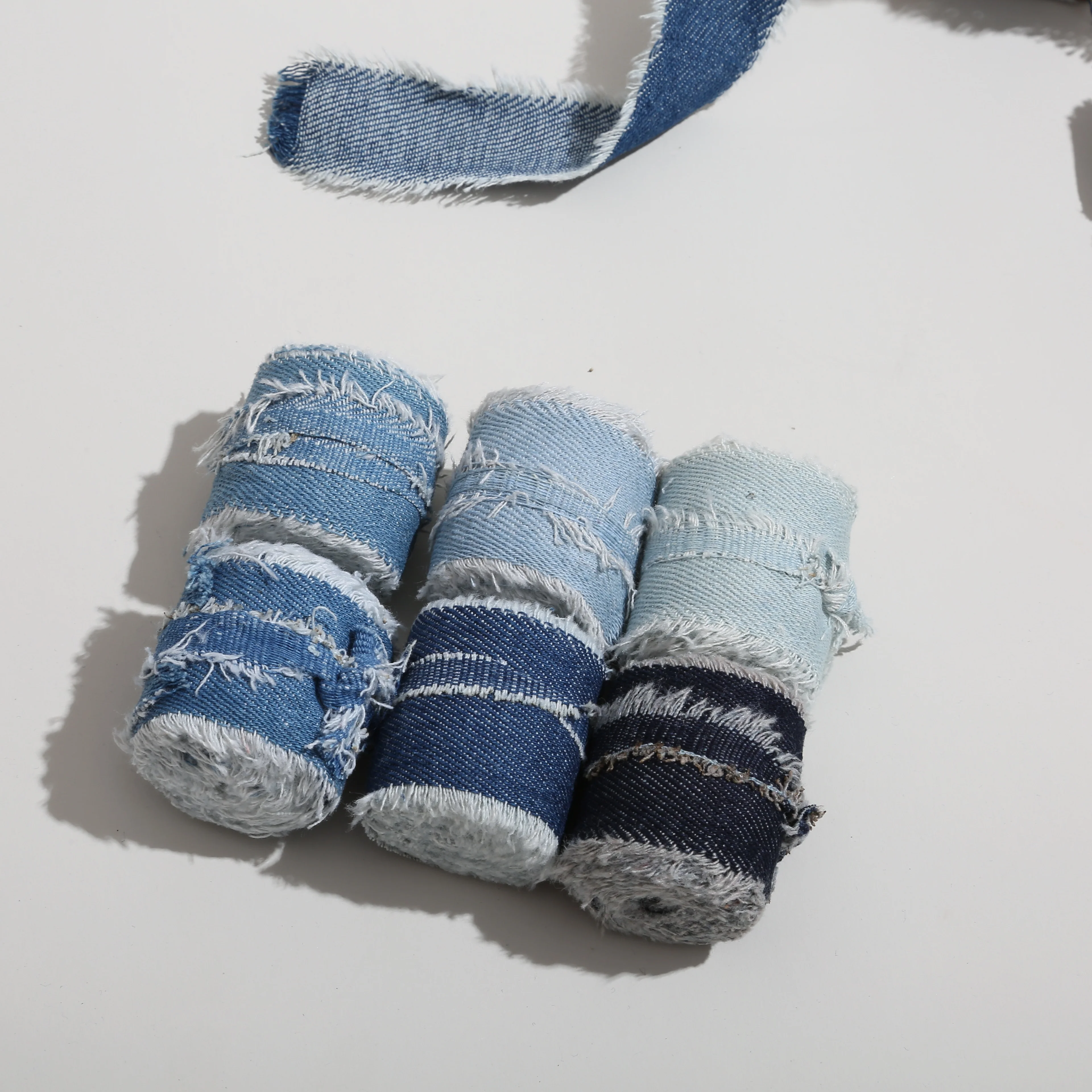 2 Yards/Rolle handgefertigtes Denim-Satinband mit ausgefransten Kanten, 25 mm/38 mm, für Hochzeitseinladungen, Blumensträuße, Geburtstagsfeiern, DIY-Nähdekoration – Detail 1