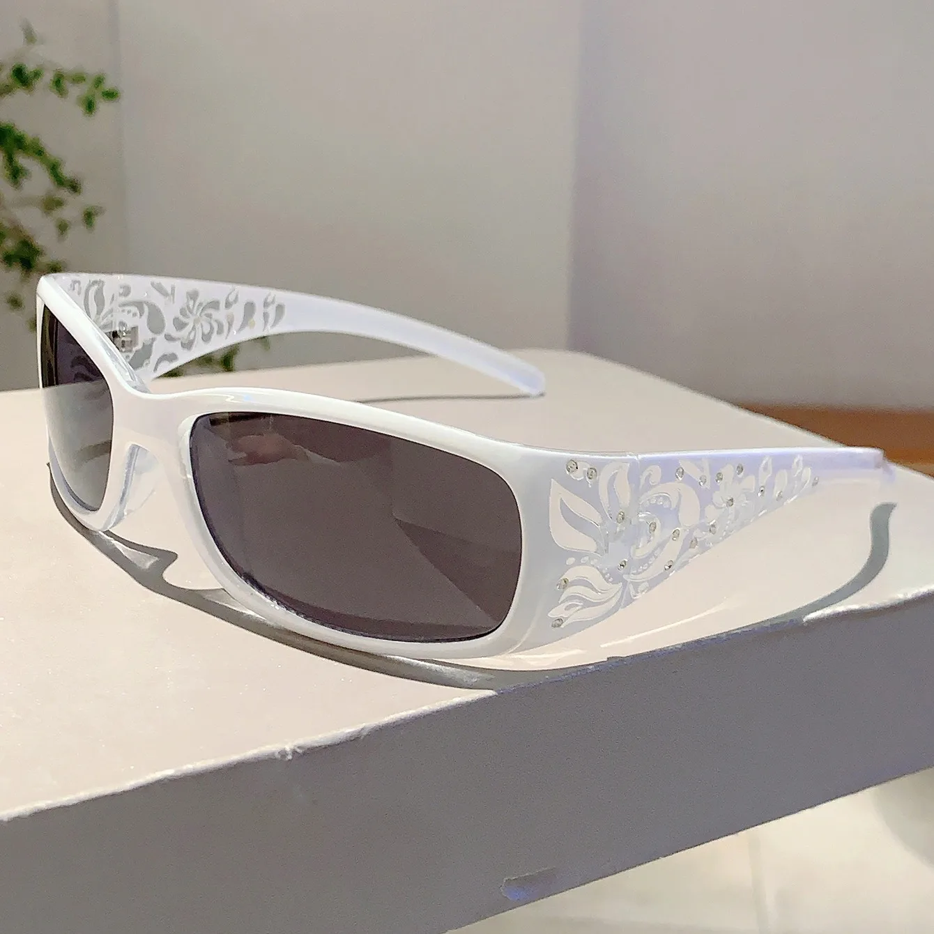 Elegant Rhinestones Printed Pattern Relief Sunglasses for Women Outdoor Sun Protection Glasses Summer Vacation Beach Glasses