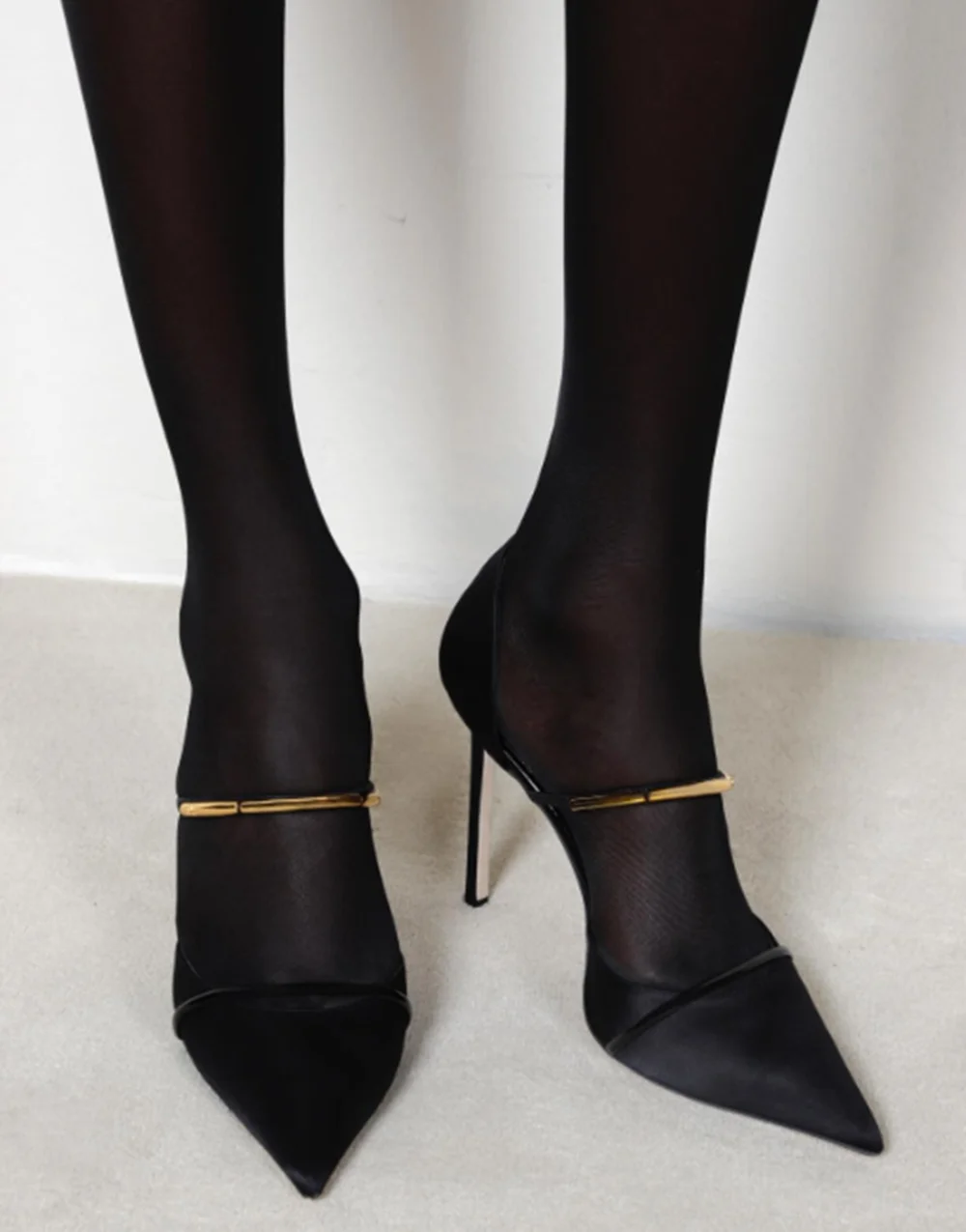 

High-Fashion Red-Carpet Style Matte Black Satin Pointed-Toe Heels Gold Ankle Strap Design Elegant Stilettos Low-Cut Shoes