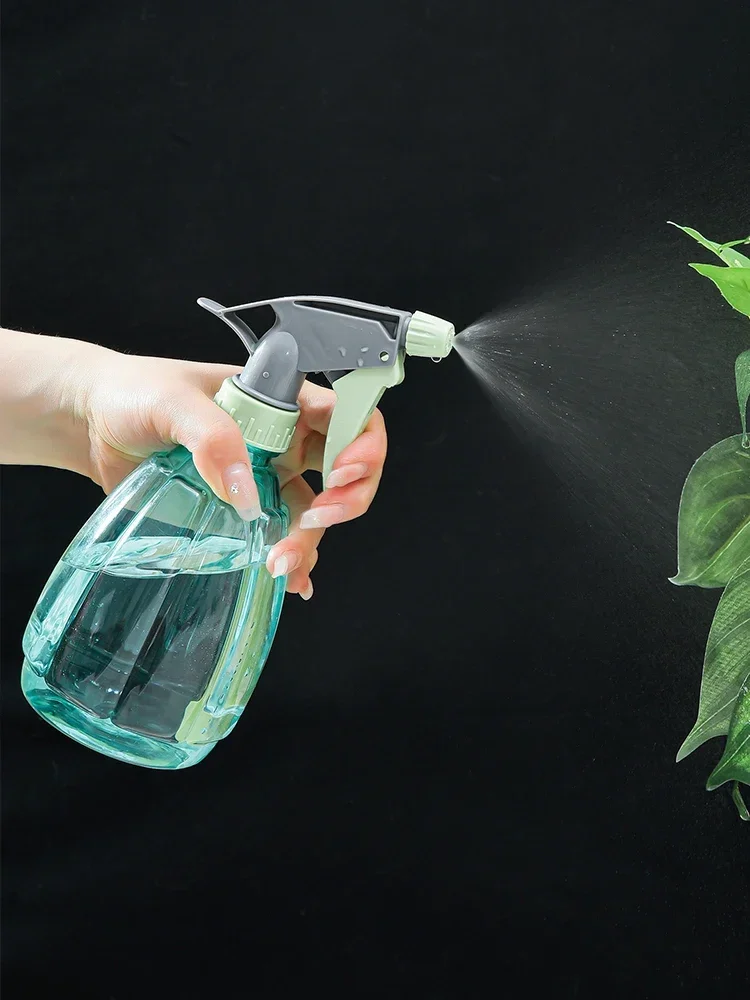 

Пластиковый комплект для полива комнатных растений включает лейку и аксессуары для ухода за садом и комнатными растениями.