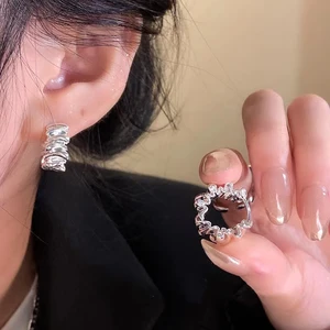 أقراط مطوية متموجة غير منتظمة للنساء الرجعية العصرية المعدنية النحاس تصميم بسيط مزاج مجوهرات الأزياء العليا أفضل 6 أقراط مبيعا في 70 عاما - رقم 2