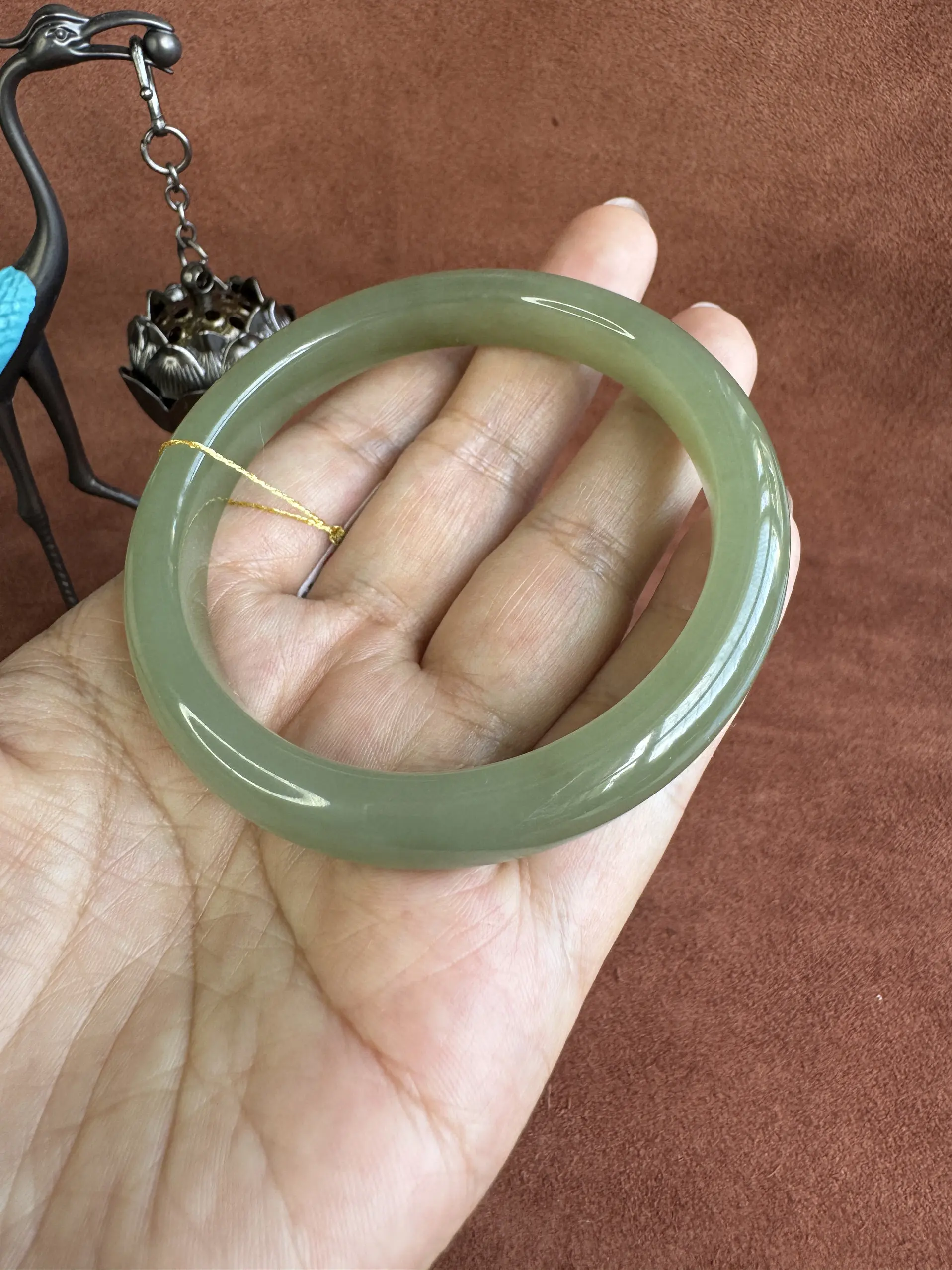 

Браслет из тонкого нефрита цвета озерной зелени с красивыми полосками