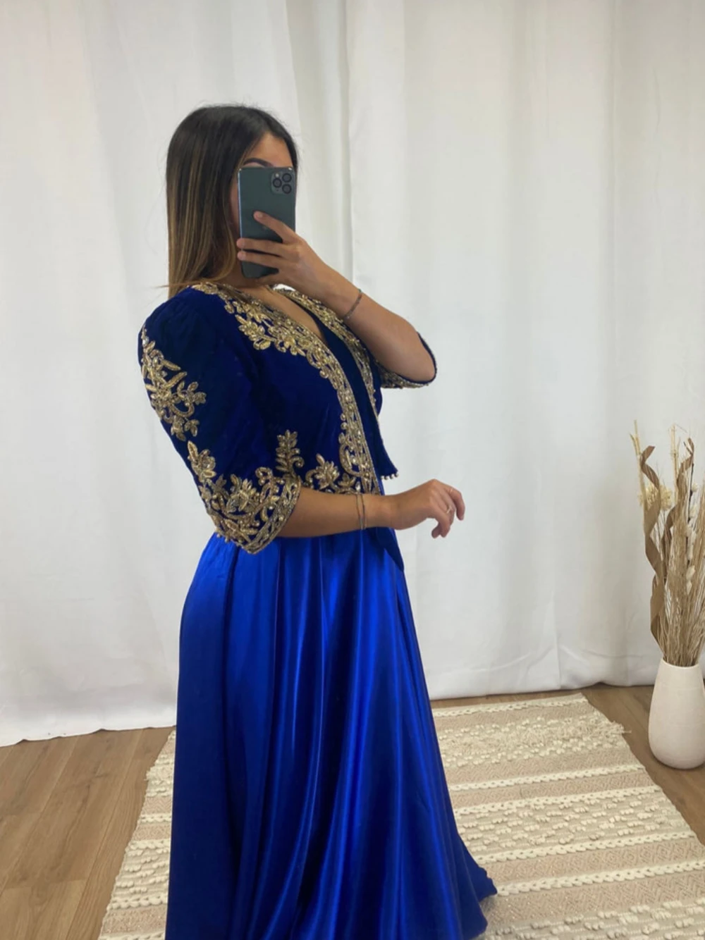 Elegante Ballkleider mit V-Ausschnitt und halben Ärmeln, zweiteilig, A-Linie, bodenlang, klassisch, saudi-arabisch, für Damen, Abendparty, individuell gestaltet