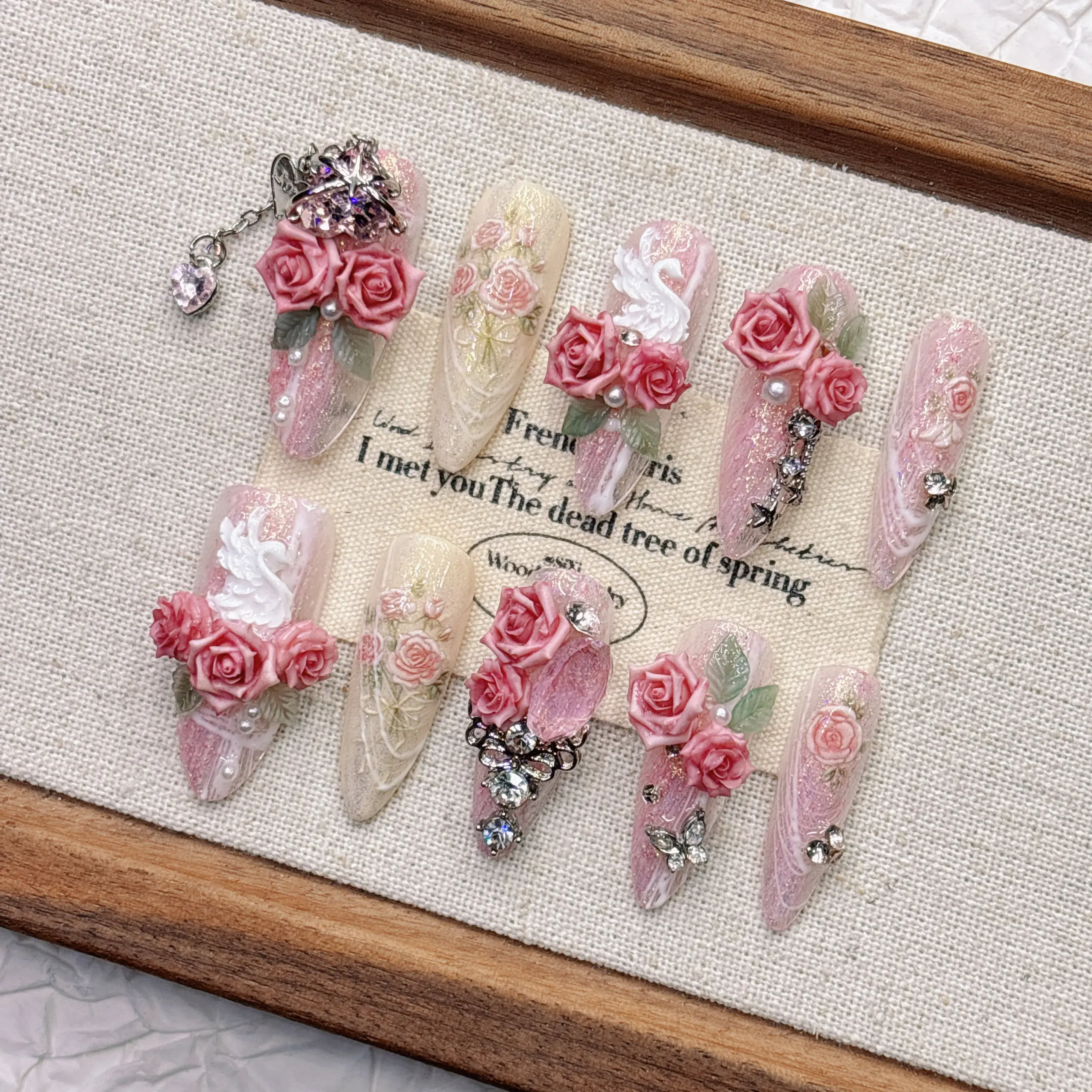 10 Stück Schwere 3D-geprägte French Garden Stiletto Press-On-Nägel, Nude Pink Schimmer Farbverlauf Künstliche Nägel mit handbemalten Rosen in Weiß – Detail 1