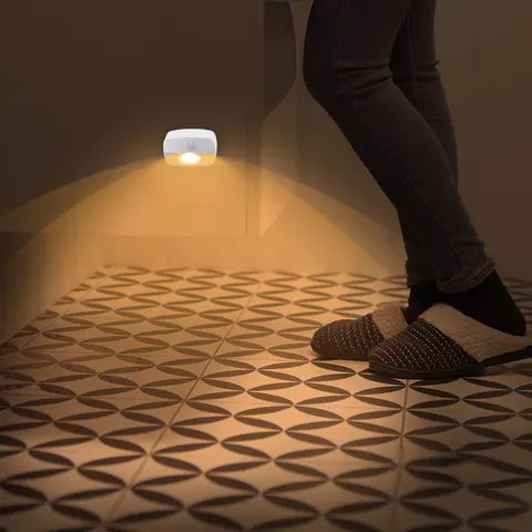 모션 센서 감지기가있는 무선 야간 램프 방 복도 옷장 주방 화장실 계단 용 배터리 구동 LED 야간 조명