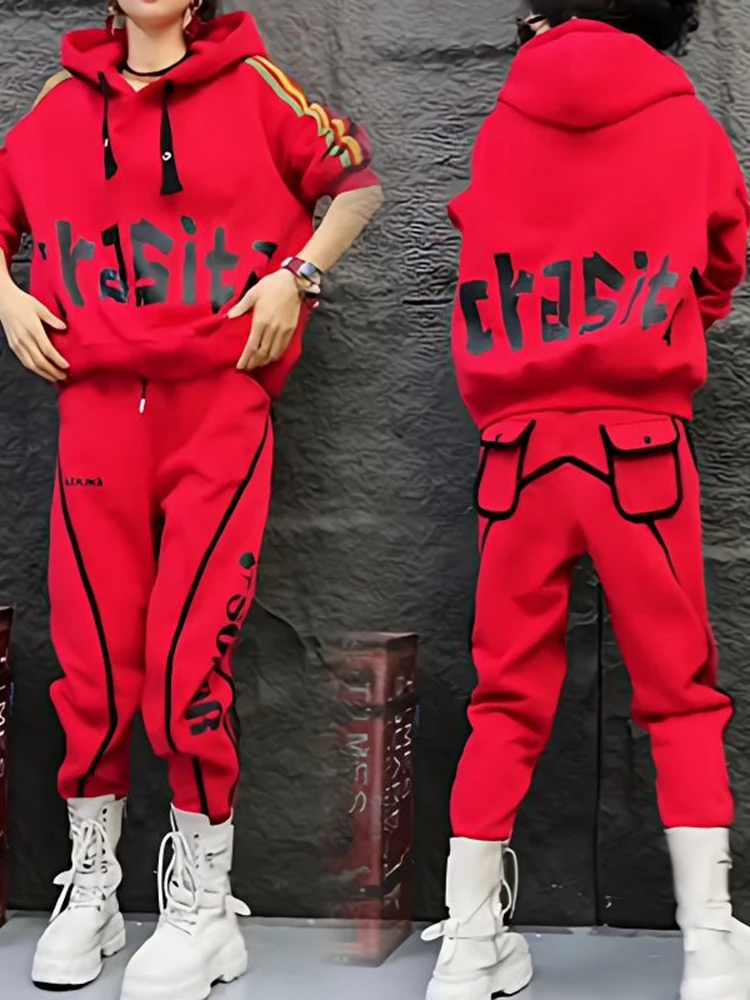 

Осень-зима 2025: плюшевый пуловер с буквенным принтом и капюшоном, зауженные брюки, новогодняя спортивная одежда, комплект из двух предметов