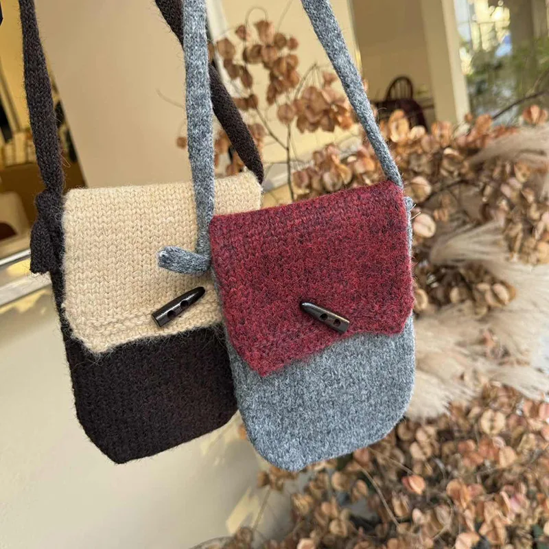 

Retro Horn Buckle Knitted Crossbody Bag for Women Small Single Shoulder Purse, Mini Coin & Phone Bag, Artistic & Versatile