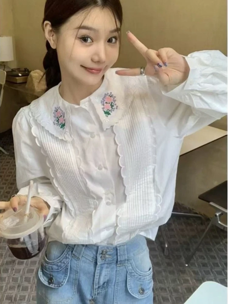 Koszule Lolita z haftowanymi kwiatami, białe, urocze, z kołnierzykiem Piotrusia Pana, zapinane na guziki, z falbankami, w stylu francuskim, słodkie i eleganckie.