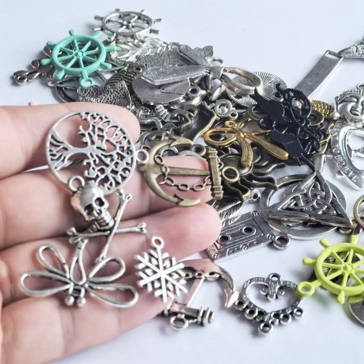 

100PCS Mixed Shape Charm Pendants 15-40mm DIY Bracelet Necklace Jewelry Accessories Supplies Random Color Handicrafts Materials