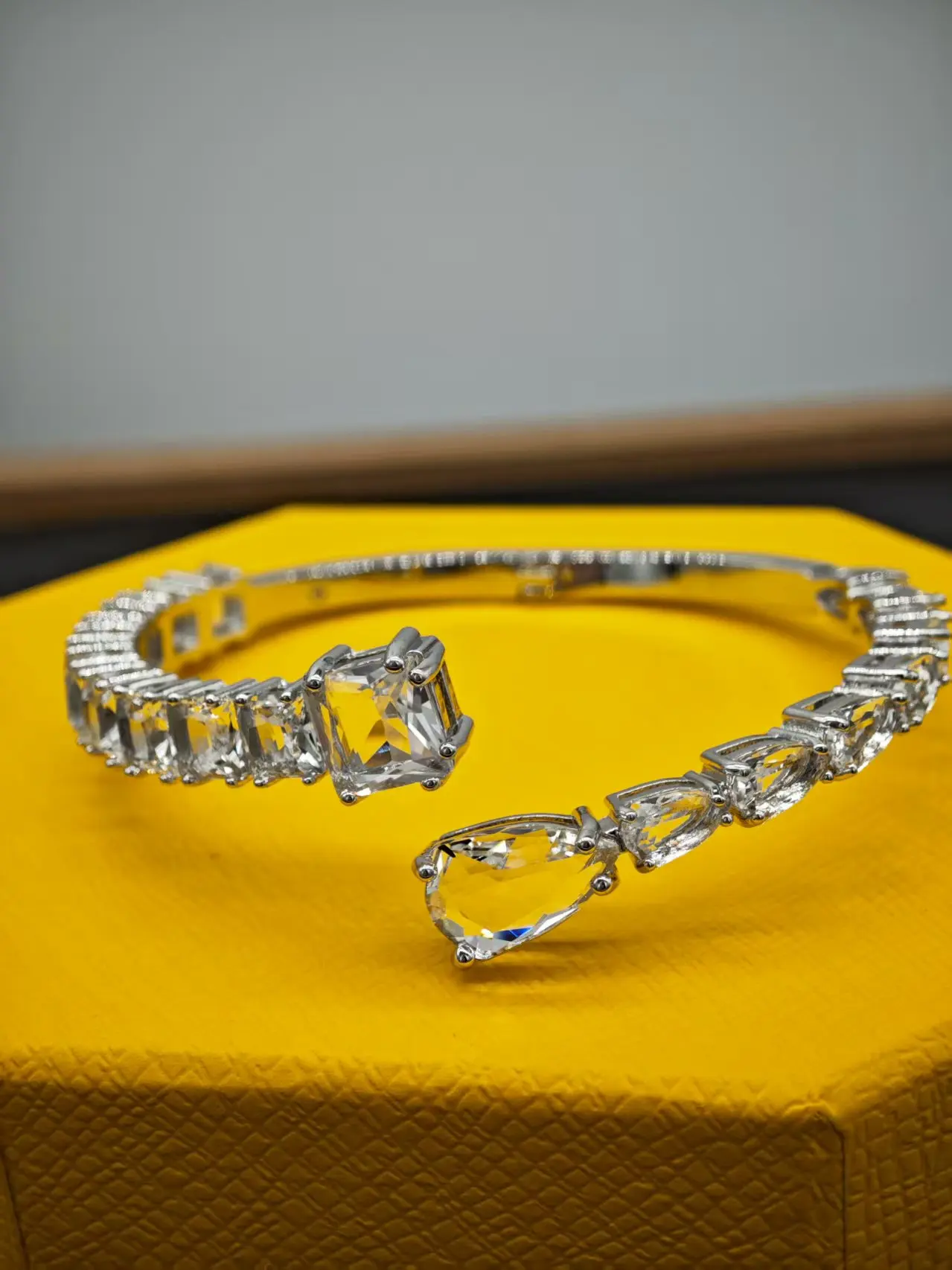 

Ladies' pure white crystal square diamond-shaped splicing design niche style bracelet, earrings, necklace, fashion jewelry