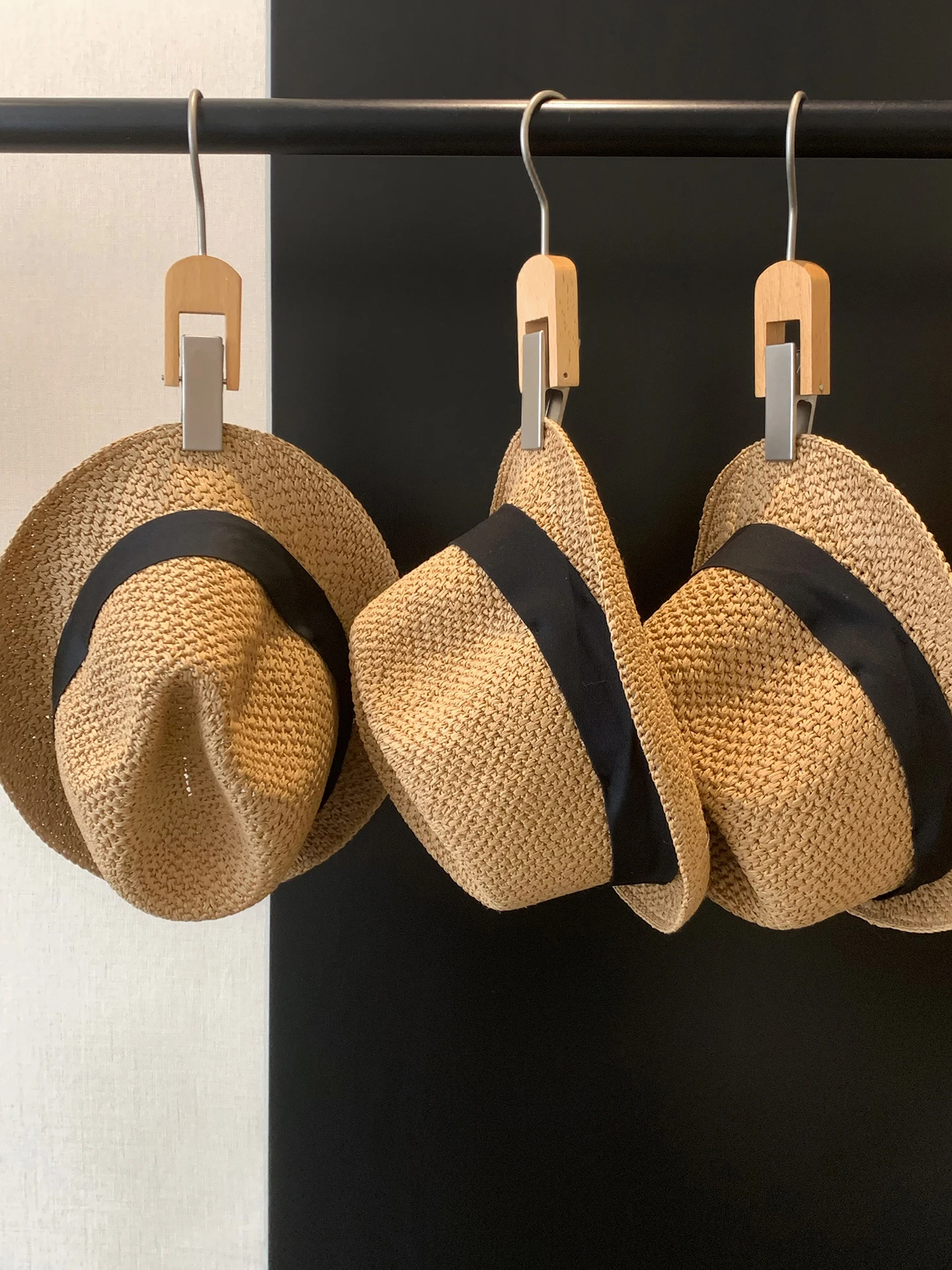 レトロパナマ織りジャズハット女性用日よけ保護麦わら帽子通気性のあるラウンドトップショートブリムキャップ旅行や春に最適