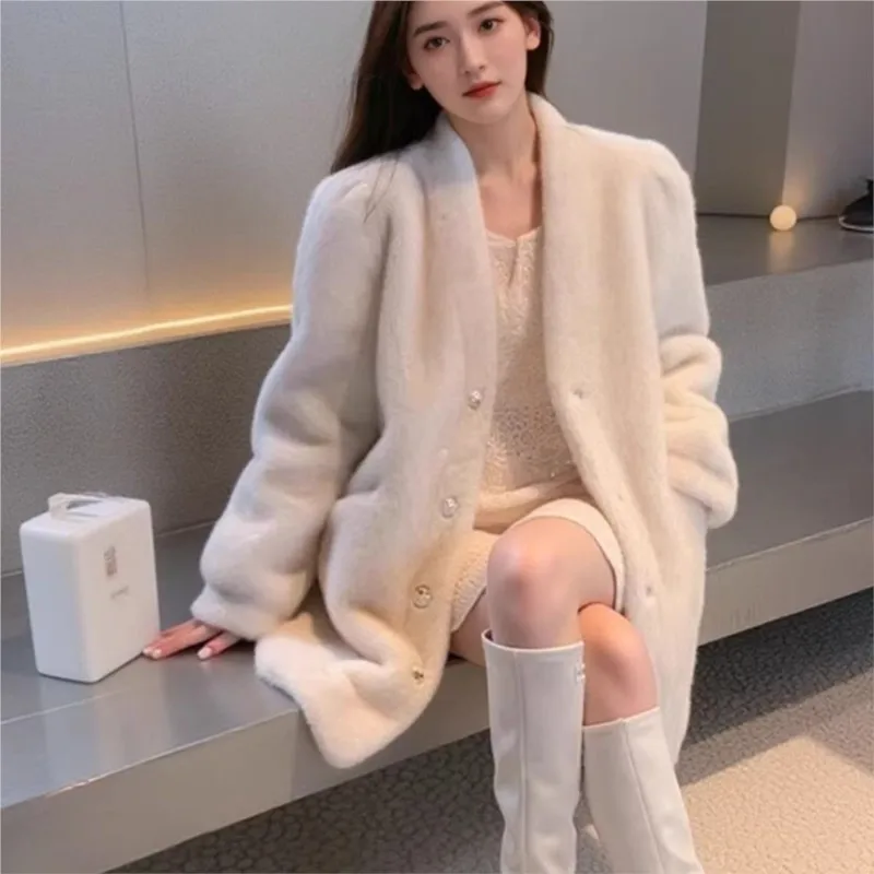 

Новая модная шуба средней длины MAO MAO с смесью чувств.