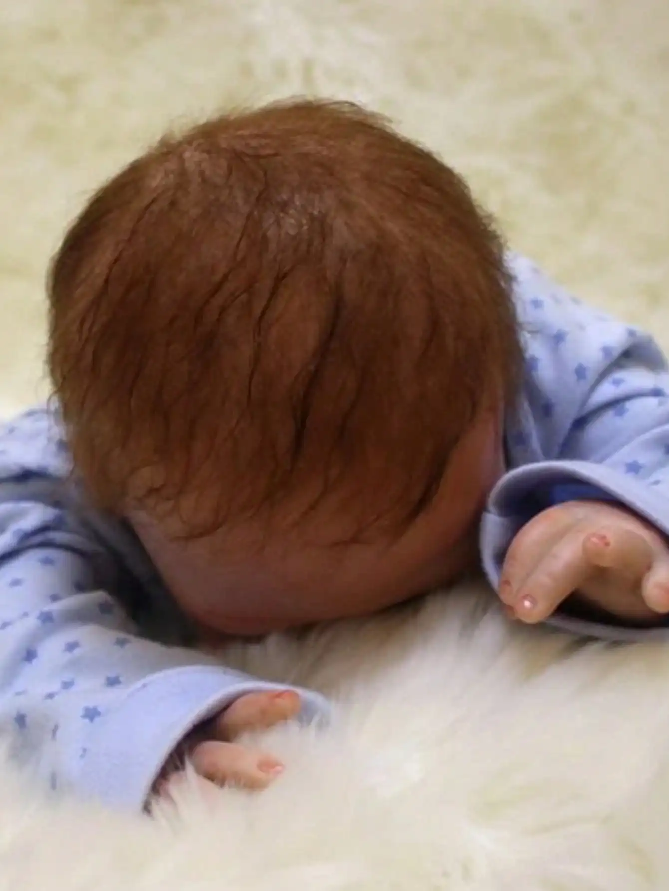 Boneca reborn bebê feita à mão de 20 polegadas: recém-nascido de vinil macio com corpo de pano, cabelo enraizado, vestido de ponto azul – brinquedo de presente perfeito