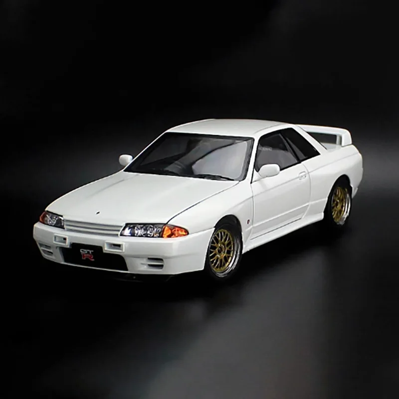 AUTOart 1:18 Scale R32 Alloy Car Model Adult Classic Collection