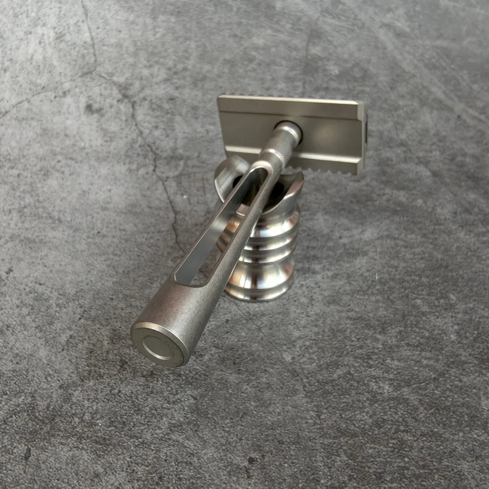 Titanium Alloy Shaver with Holder Shaving Razor For Men Shaving Personal Safety Razor Blades Shaver EDC Tools