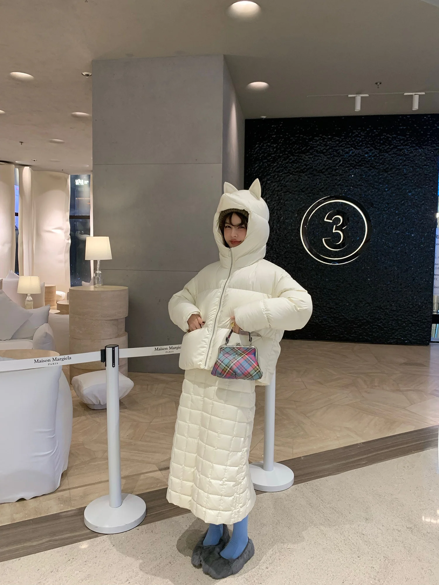 

Комплект Le Rouge Little Wolf: Куртка-пуховик с капюшоном 90% белый пух и юбка. Женский повседневный костюм для работы и отдыха, приталенный крой.