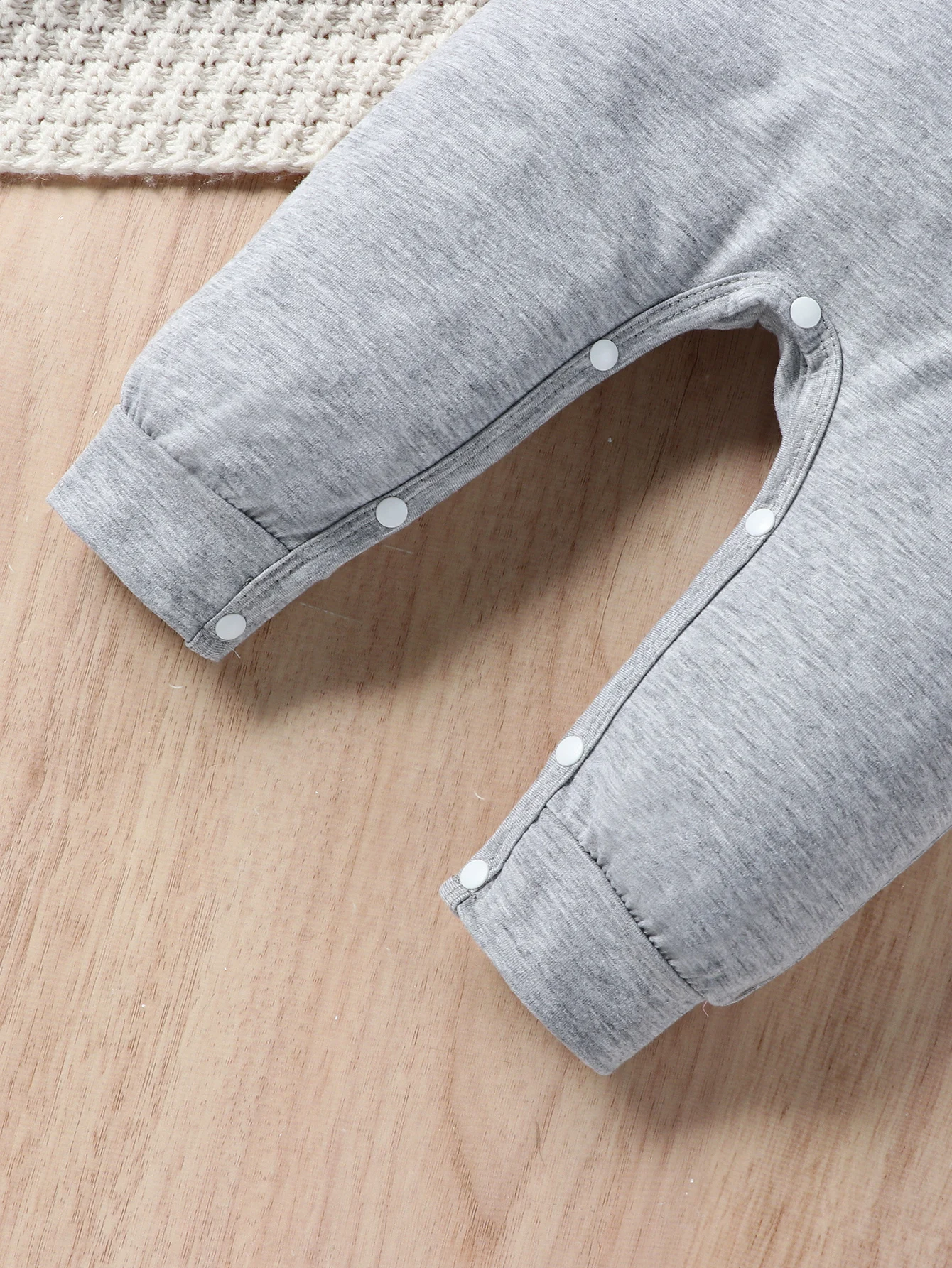 Niedlicher Baby-Jungen-Overall mit langen Ärmeln und Rundhalsausschnitt, ideal für Herbst und Winter, lässiger und modischer Stil, mit Mütze, „Hello“-Design mit englischen Buchstaben. – Detail 5