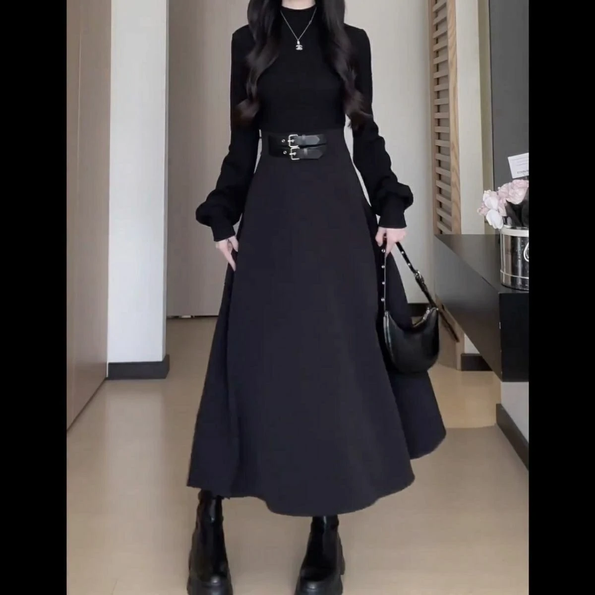 فستان أسود بطبقة داخلية للنساء لخريف وشتاء 2025 فستان جديد صغير الحجم مناسب لملابس التاريخ والملابس الرسمية