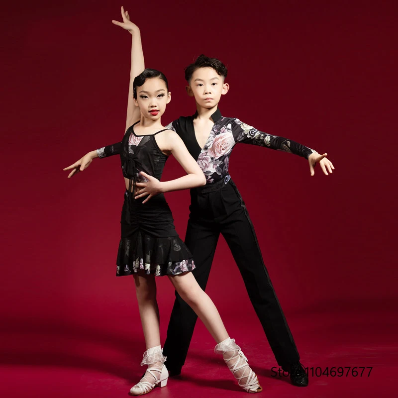 

Новые топы для латиноамериканских танцев 2026 года для мальчиков: рубашки с длинным рукавом и глубоким V-образным вырезом для самбы, ча-ча-ча, танго, детская одежда для тренировок по латиноамериканским танцам