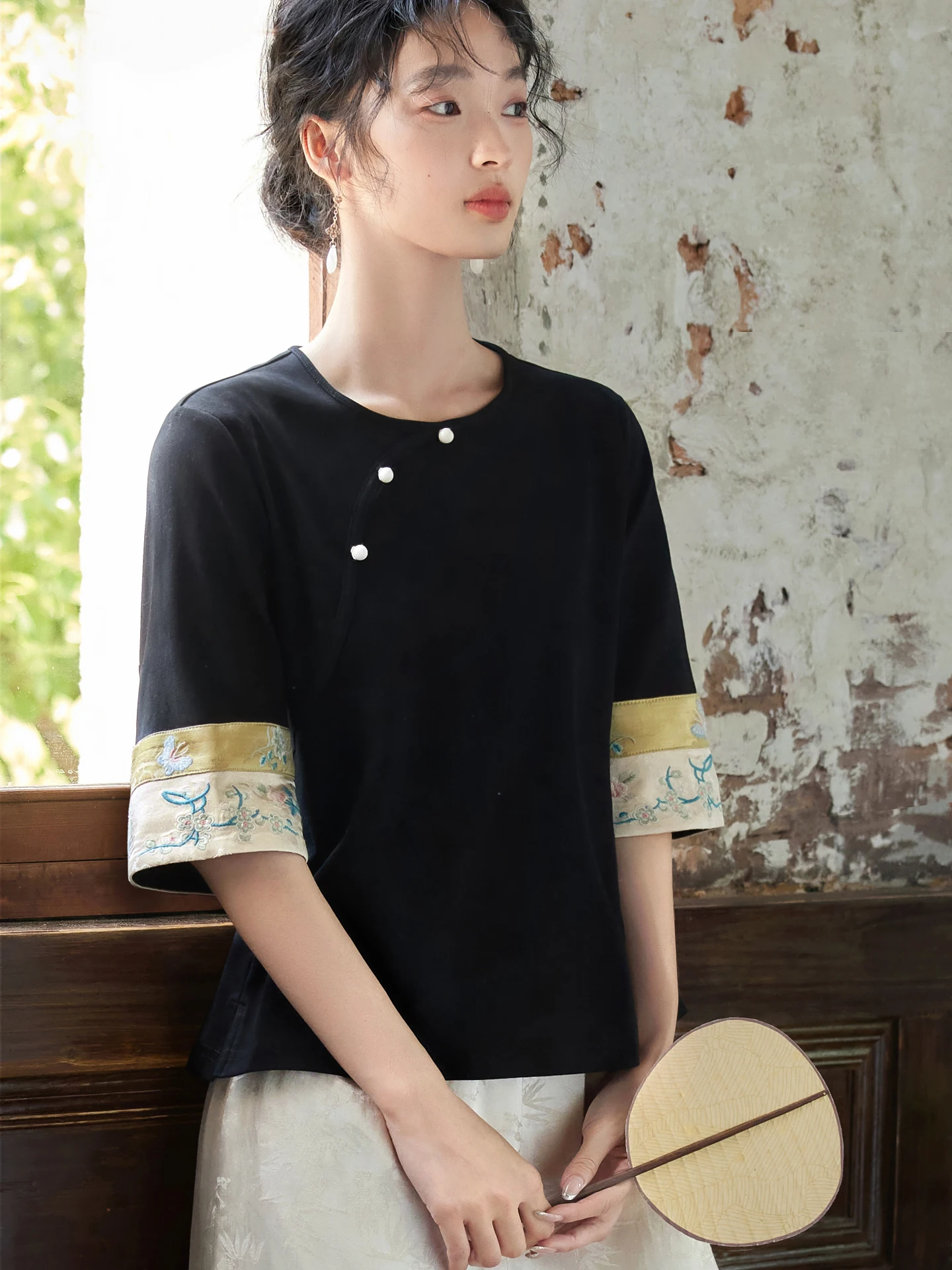 

Оригинальная женская футболка с вышивкой, приталенная, с коротким рукавом, черная, летний топ в китайском стиле с цветочным узором, дышащая, влагоотводящая.