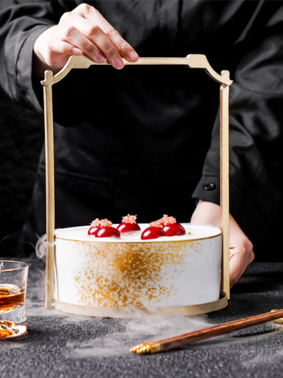 

Creative Round Dry Ice Smoke Cold Dish Plate with Handle Restaurant Roast Duck Noodles Artistic Concept Dishes Molecular Cuisine