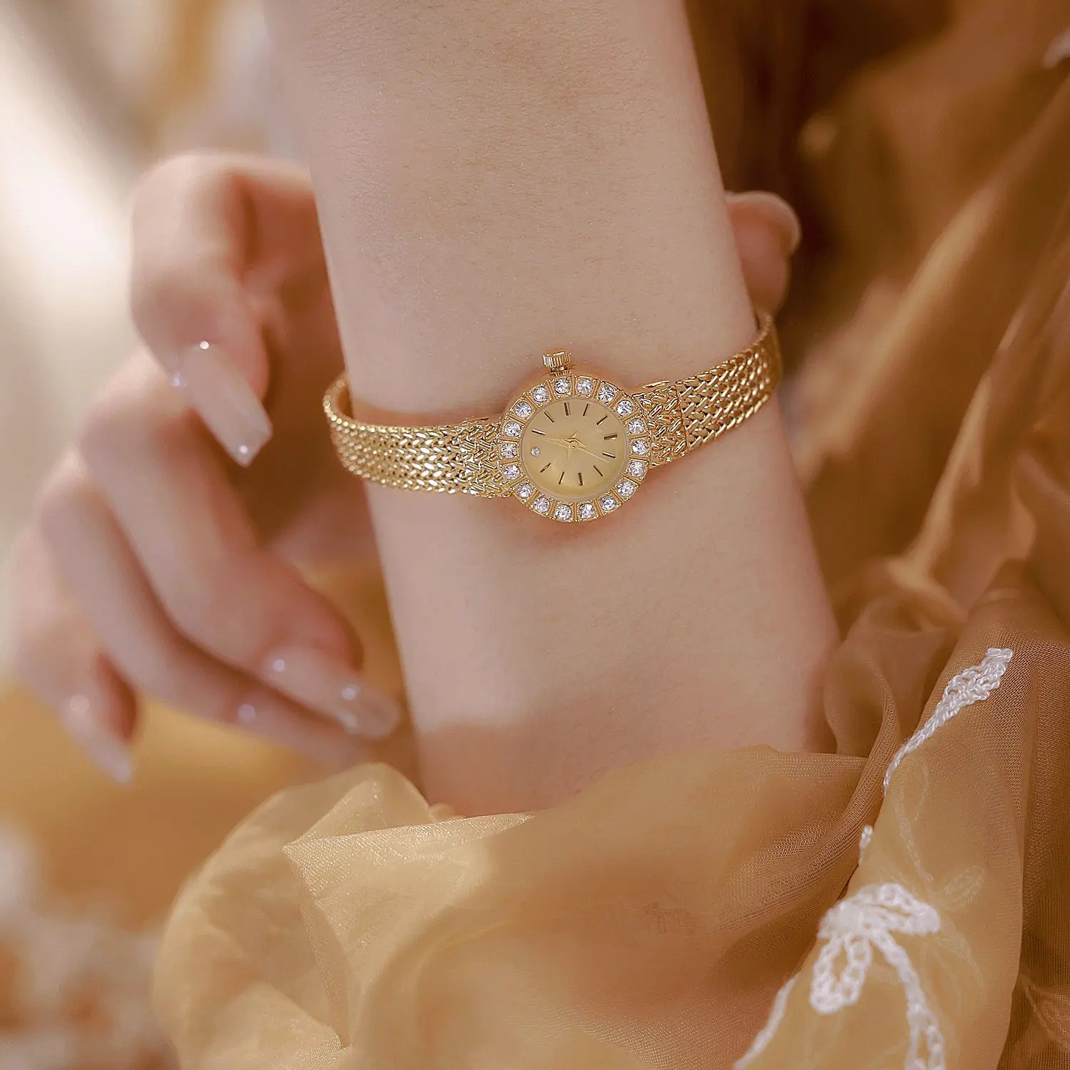 Reloj Retro de lujo para mujer, reloj de cuarzo pequeño elegante a la moda, resistente al agua, esfera de diamante, reloj dorado, regalo para novia 2025