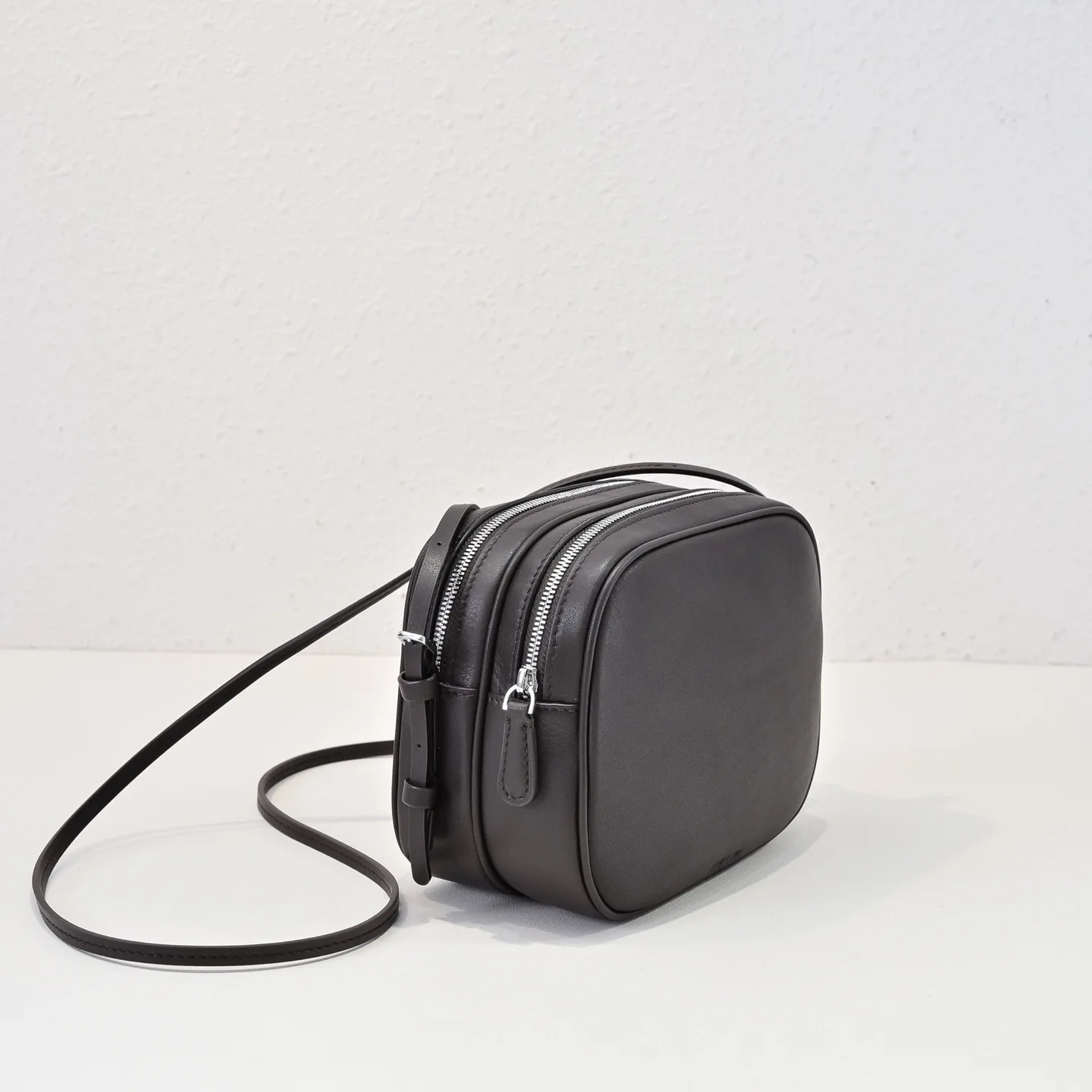

2025 women top quality Saddle leather cross-body bag with double zippers, camera bag, mini storage bag