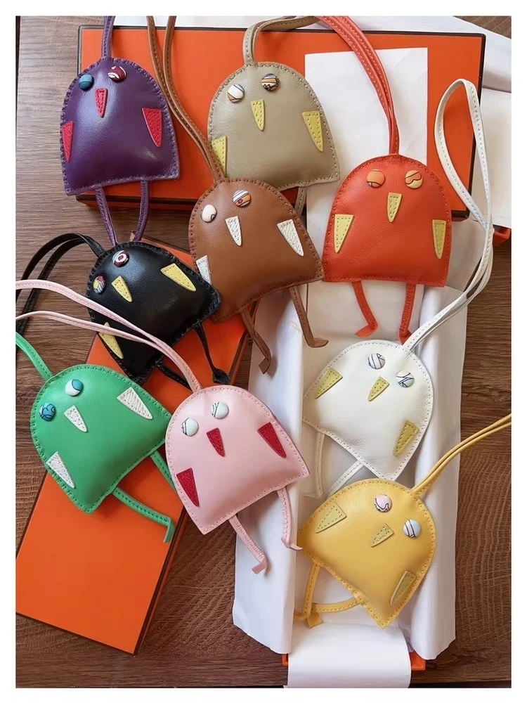 porte-cles-mignon-en-peau-de-mouton-brode-a-la-main-breloque-de-sac-de-niche-pendentif-de-voiture-pendentif-tendance-et-original-pour-la-mode