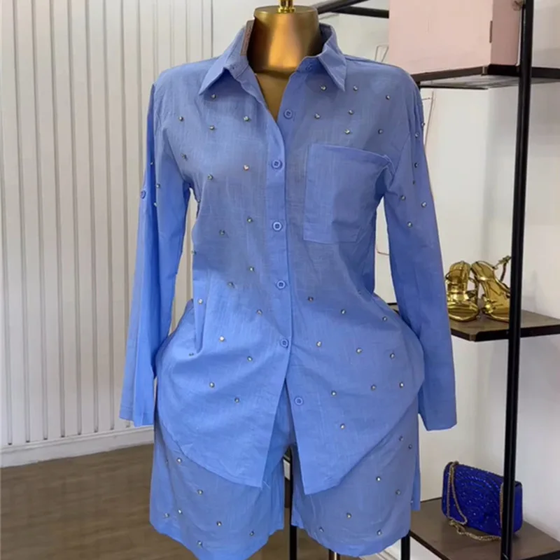 ชุดเสื้อเชิ้ตแขนยาวทรงเข้ารูปประดับลูกปัด ปกคอพับ สีพื้น แฟชั่นใหม่ ฤดูร้อน 2025 พร้อมกางเกงขาสั้นสำหรับผู้หญิง