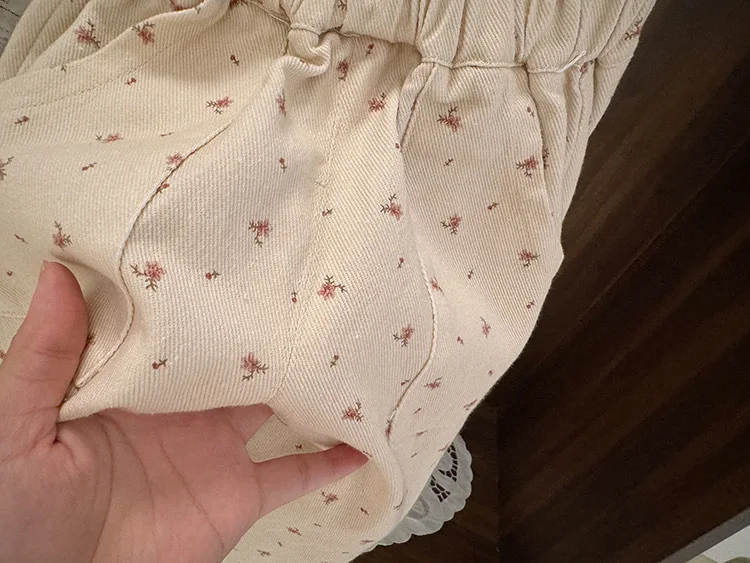 Süße Blumen-Freizeithose für Babymädchen, Frühjahr 2026 Neue Mädchen-Loose-Fit Baumwollhose im Workwear-Stil – Detail 7
