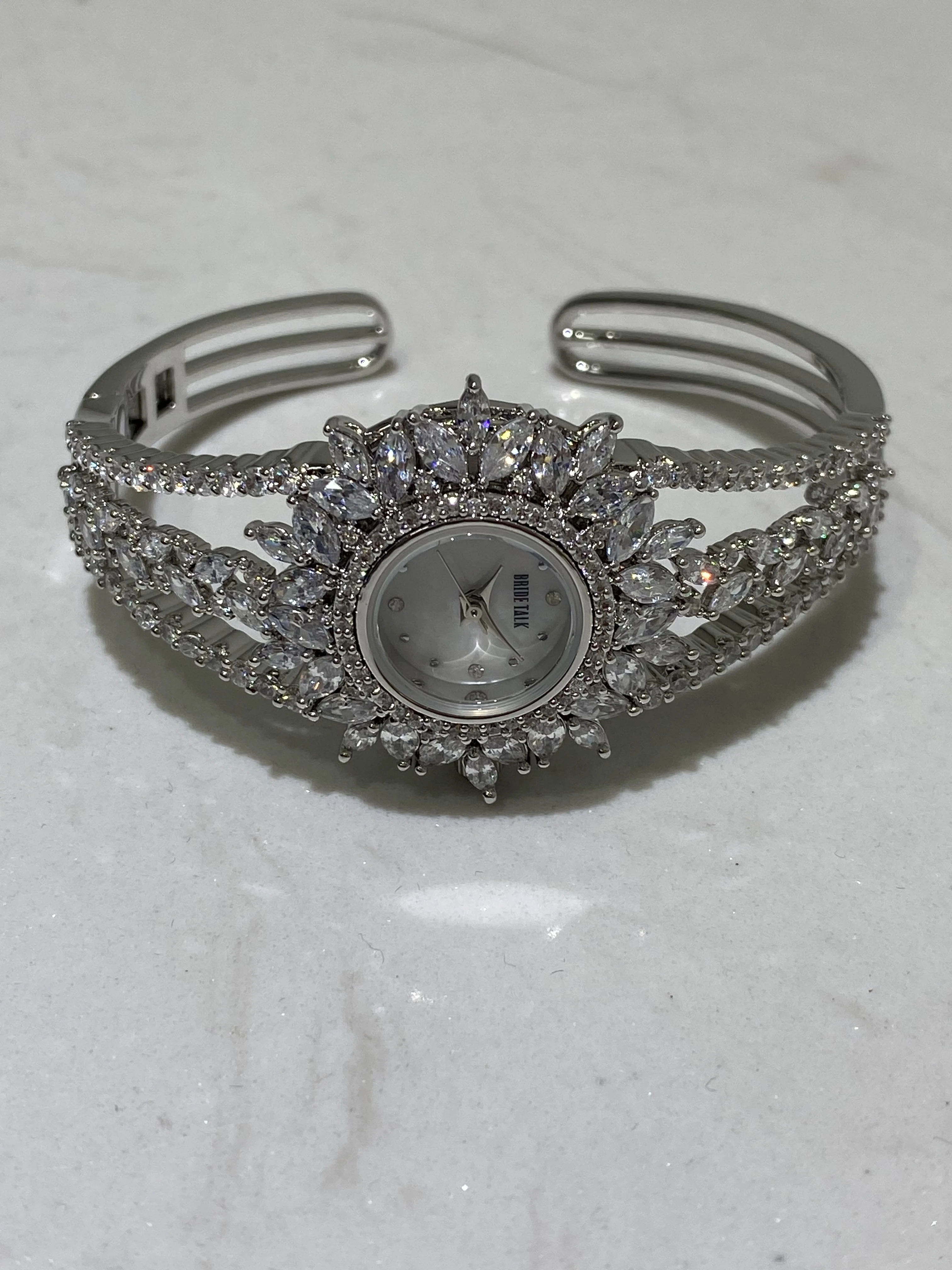 019113 Luxury Women\'s Watches Cubic Zircon Full CZ Bangle Watch for Lady\'s Wedding Party Fashion Jewelry  Accessory